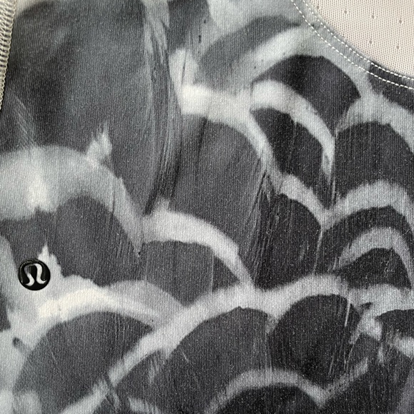 Lululemon Abstract Workout Top - Picture 4 of 7